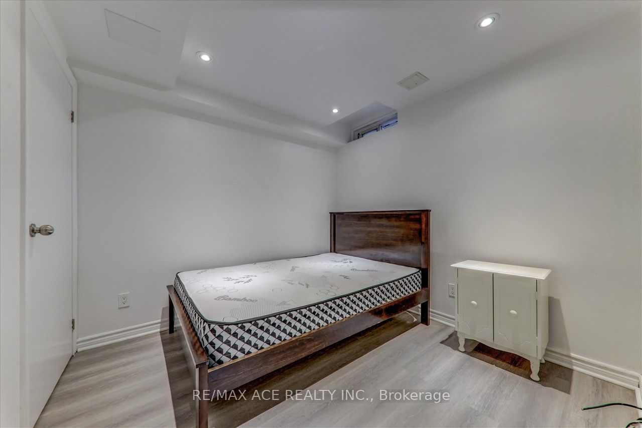 1121 Sandhurst Circle, #20