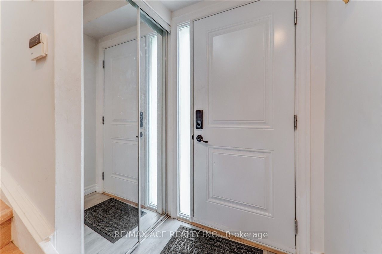 1121 Sandhurst Circle, #20