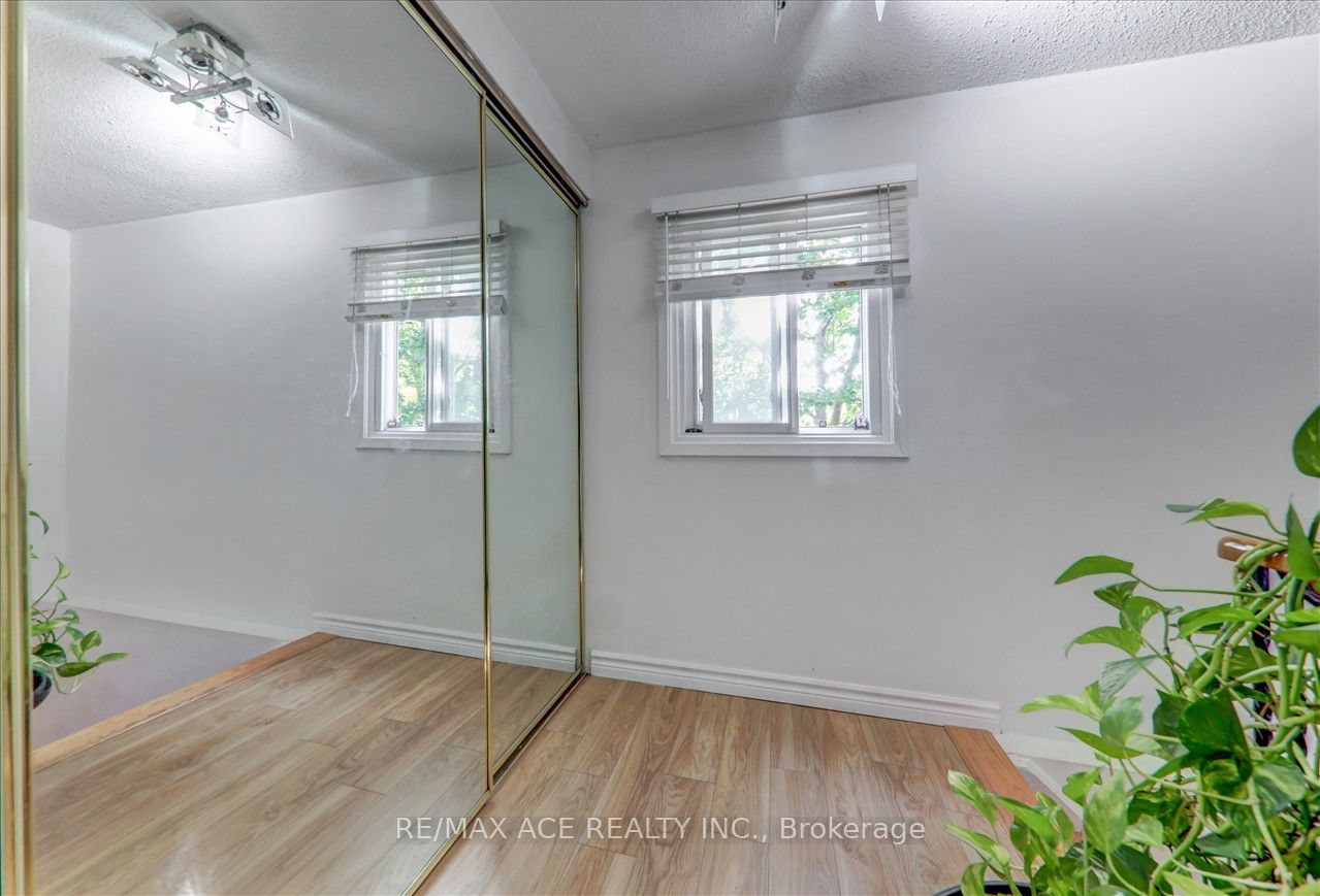 1121 Sandhurst Circle, #20