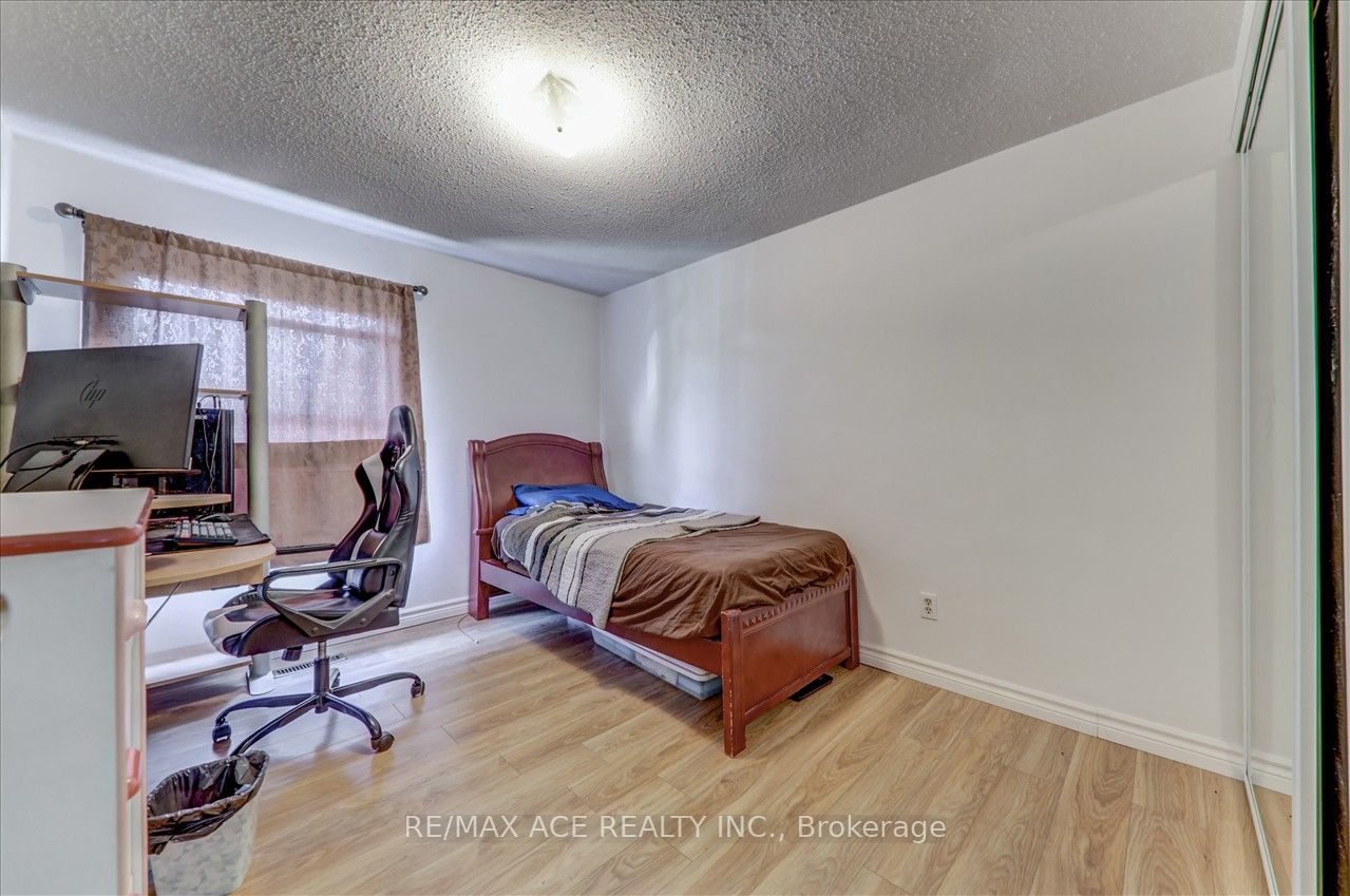 1121 Sandhurst Circle, #20
