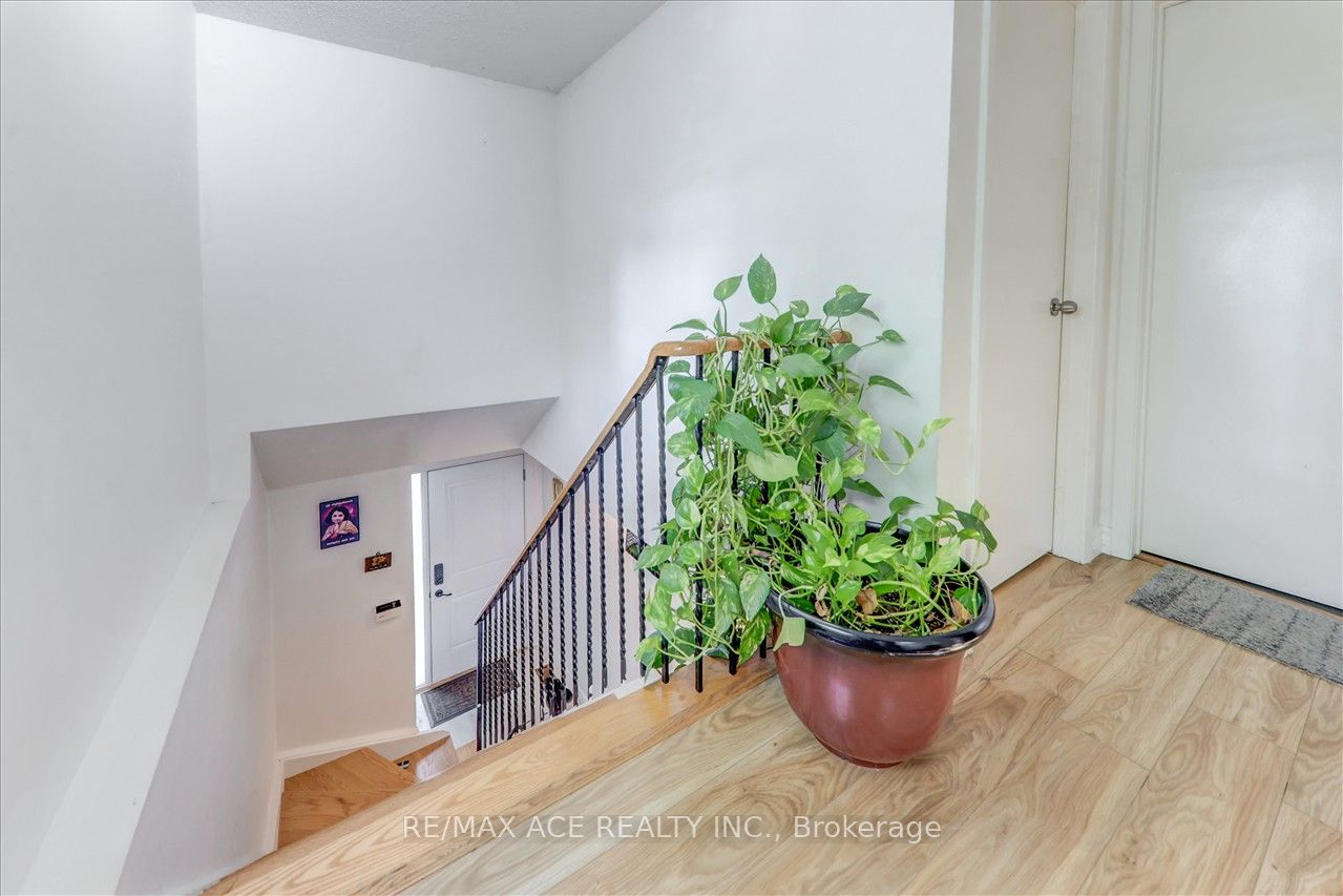 1121 Sandhurst Circle, #20