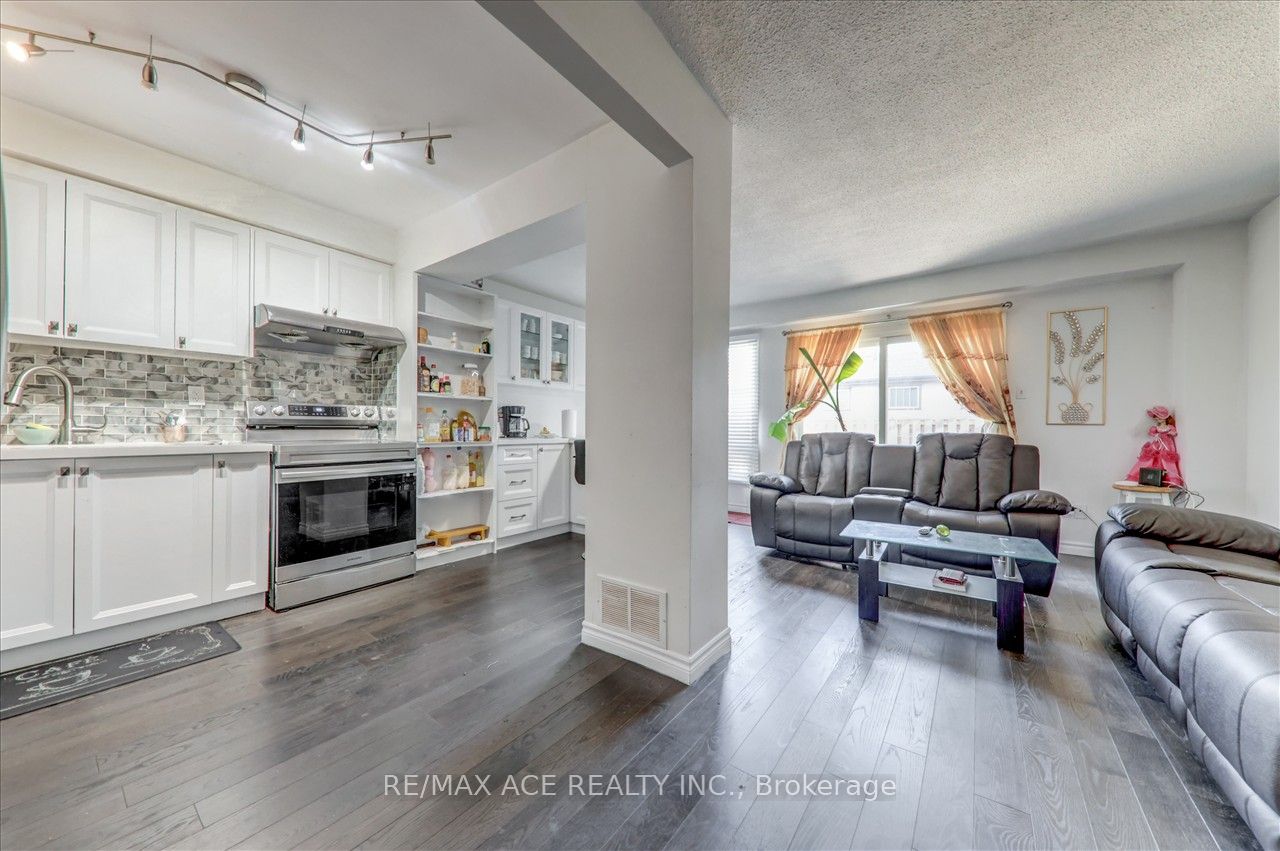1121 Sandhurst Circle, #20