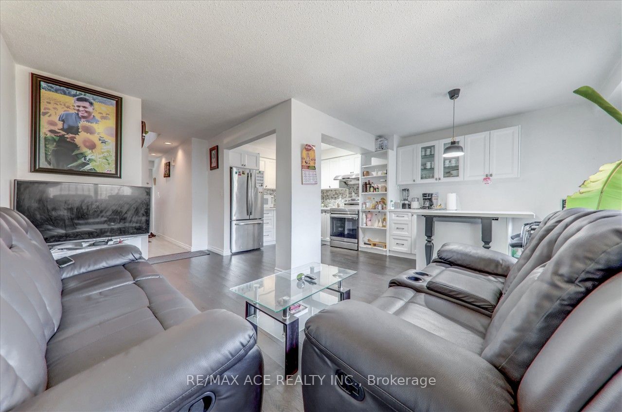 1121 Sandhurst Circle, #20