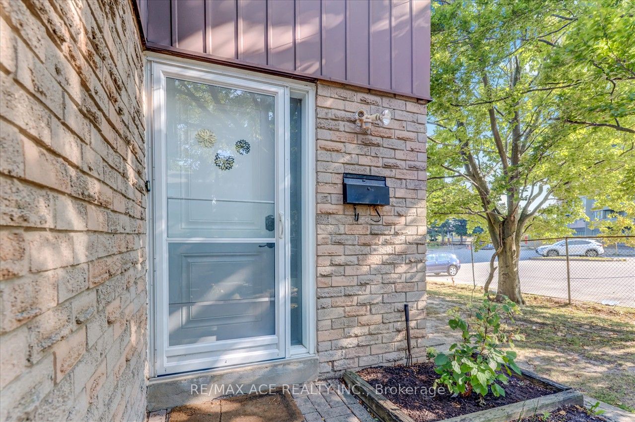 1121 Sandhurst Circle, #20