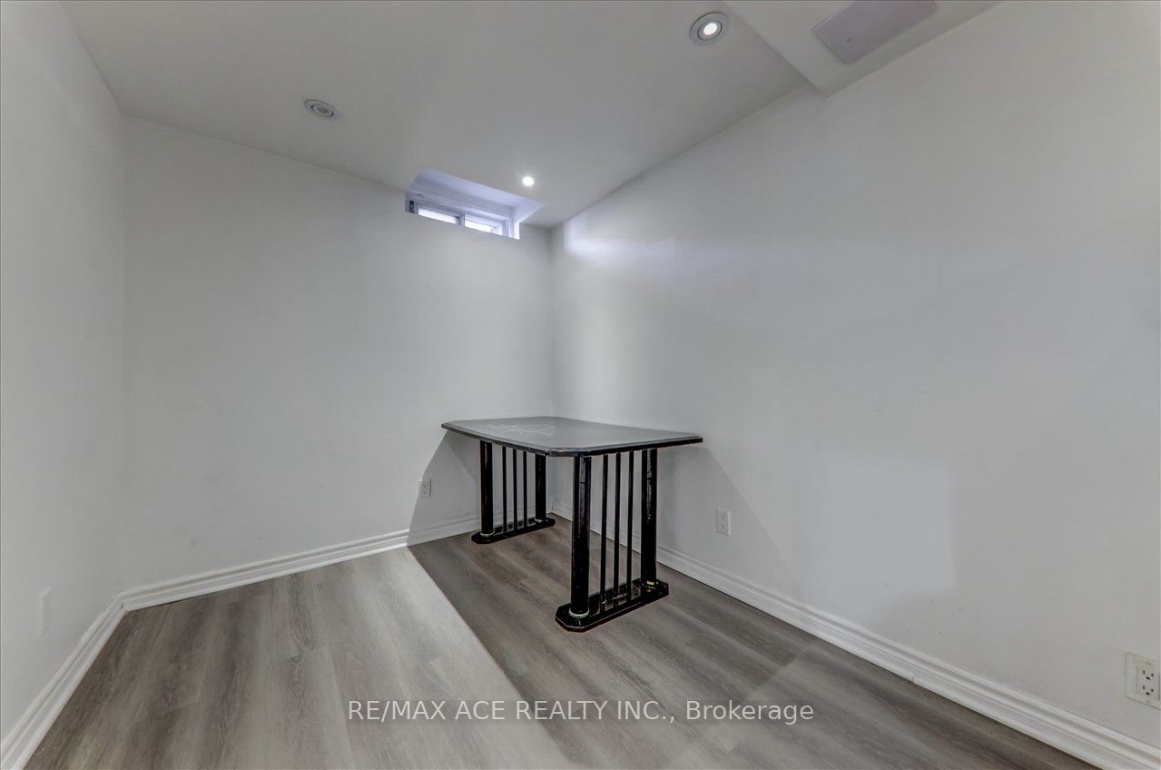 1121 Sandhurst Circle, #20