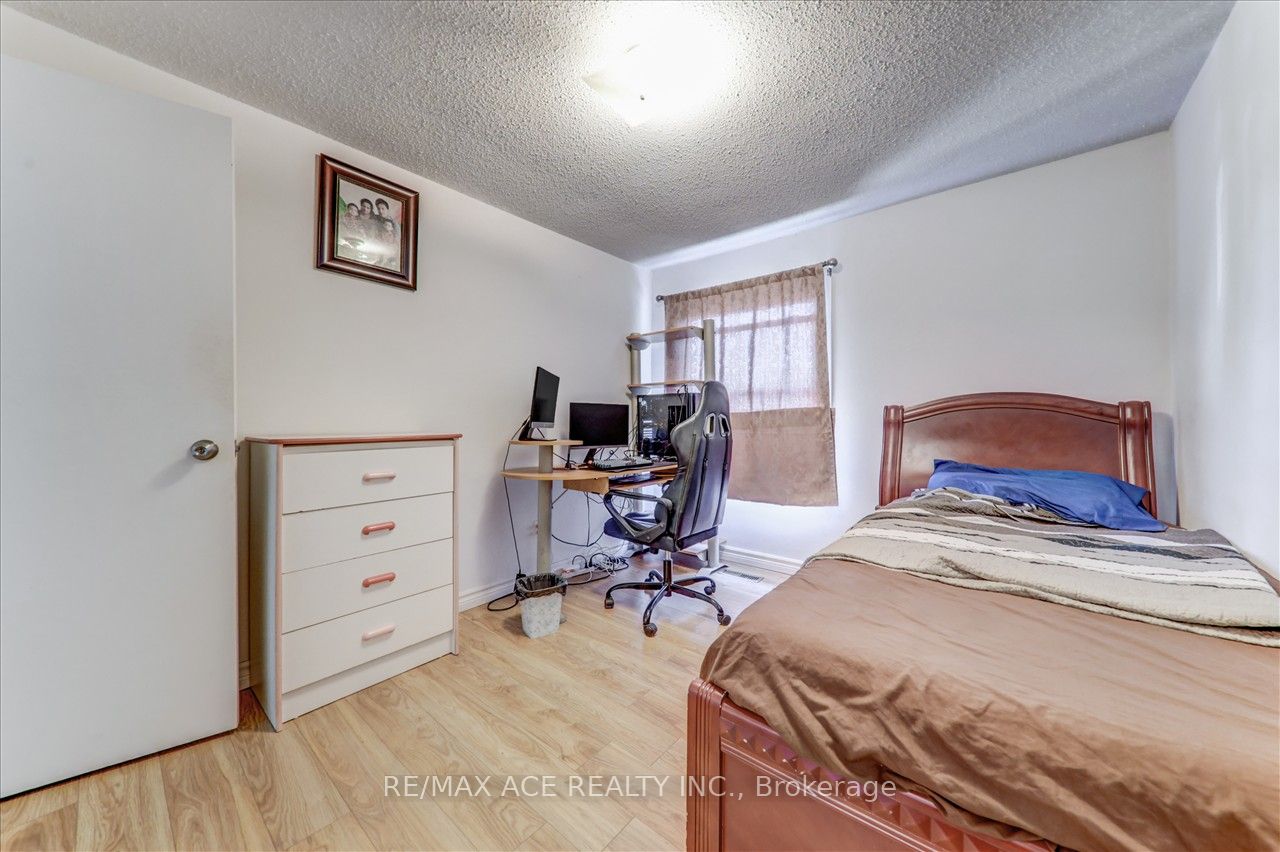 1121 Sandhurst Circle, #20
