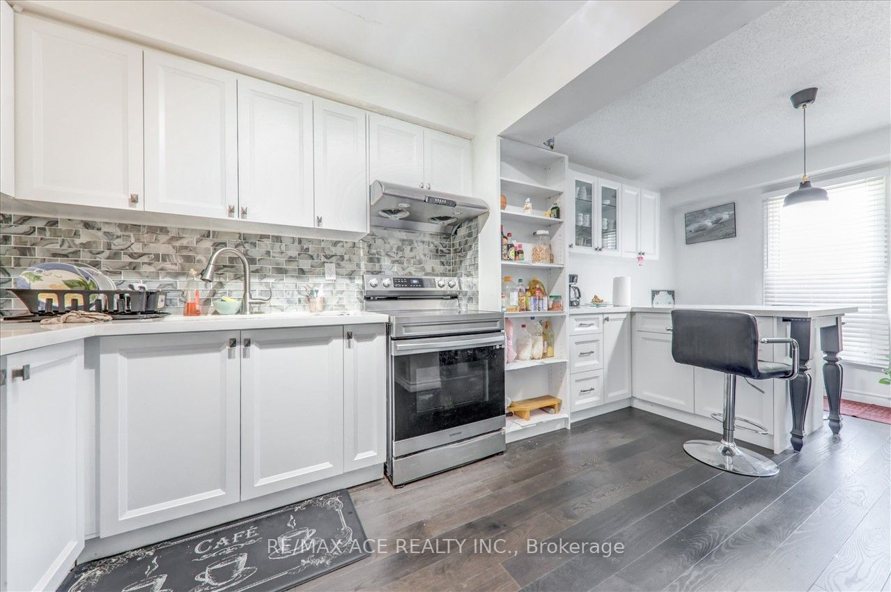 1121 Sandhurst Circle, #20