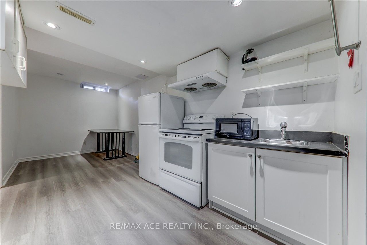1121 Sandhurst Circle, #20