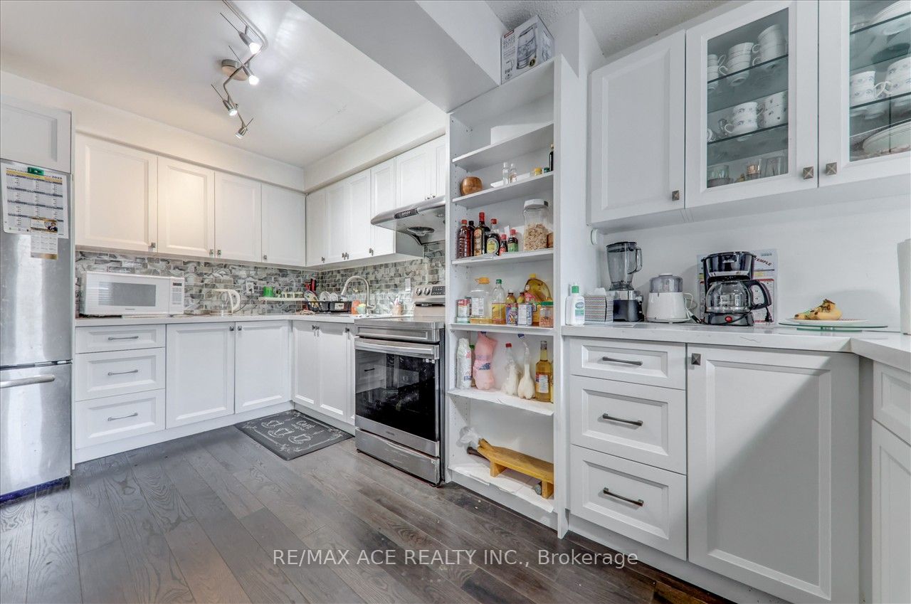 1121 Sandhurst Circle, #20