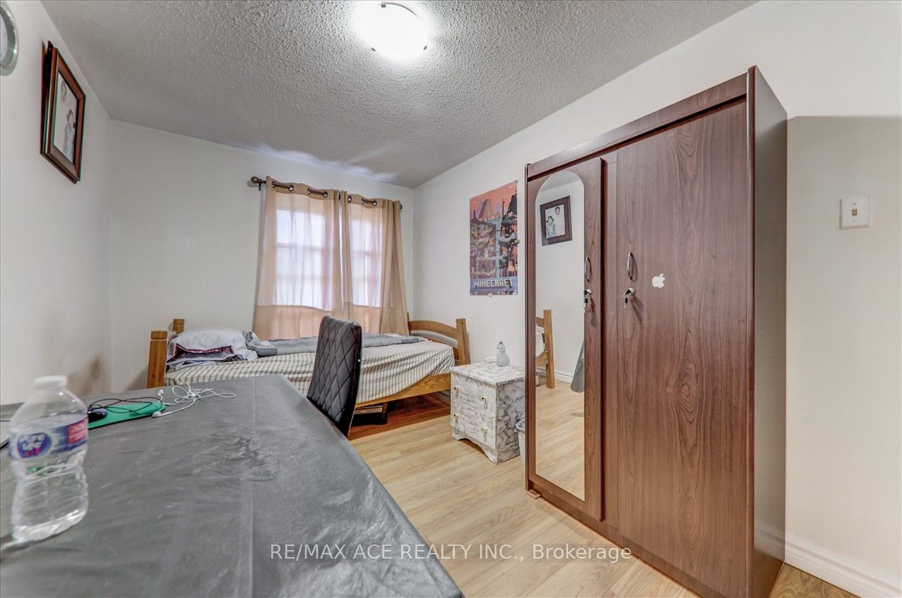 1121 Sandhurst Circle, #20