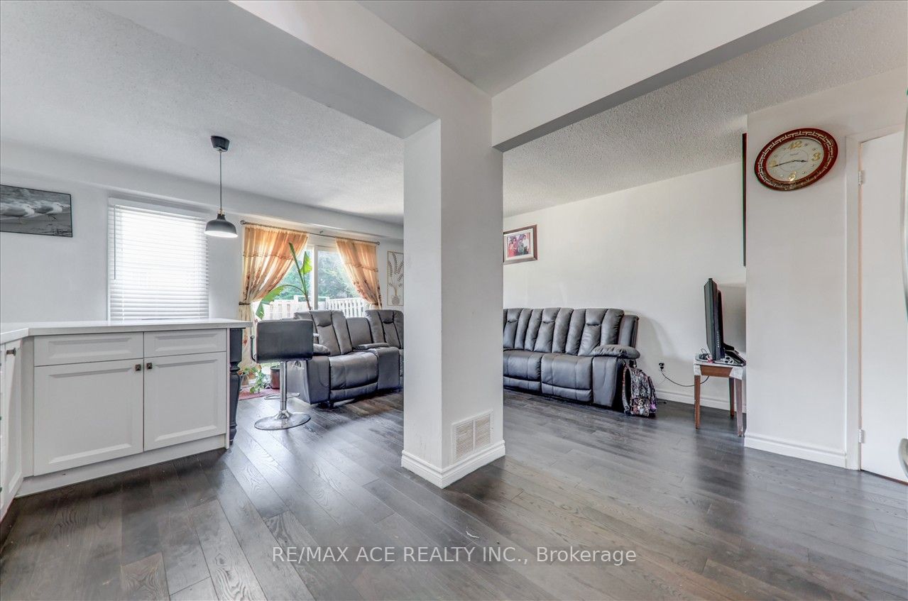 1121 Sandhurst Circle, #20