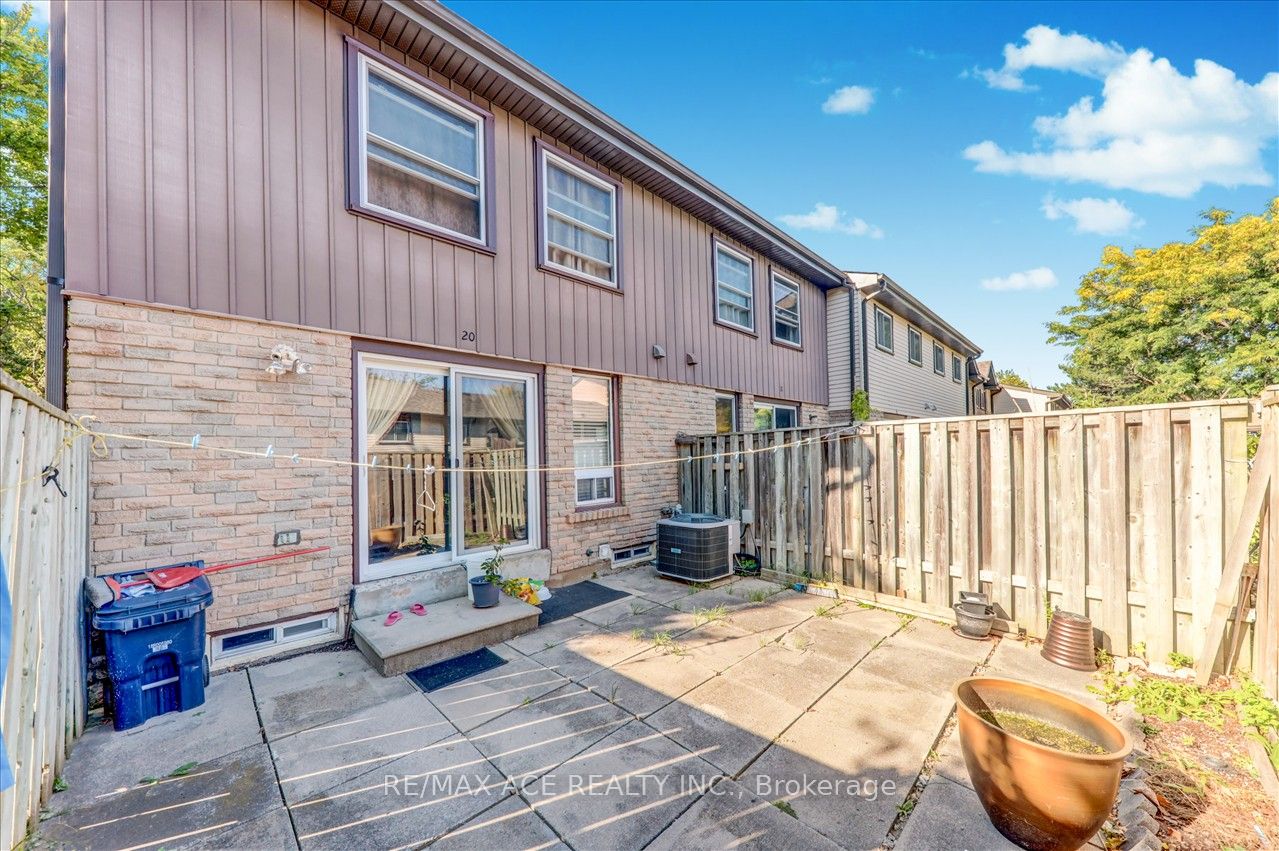 1121 Sandhurst Circle, #20