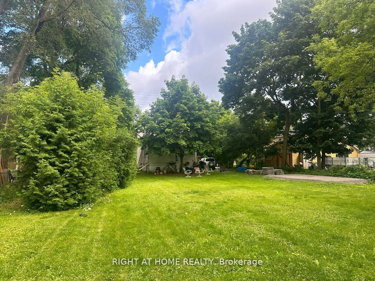 522 Kingston Road W