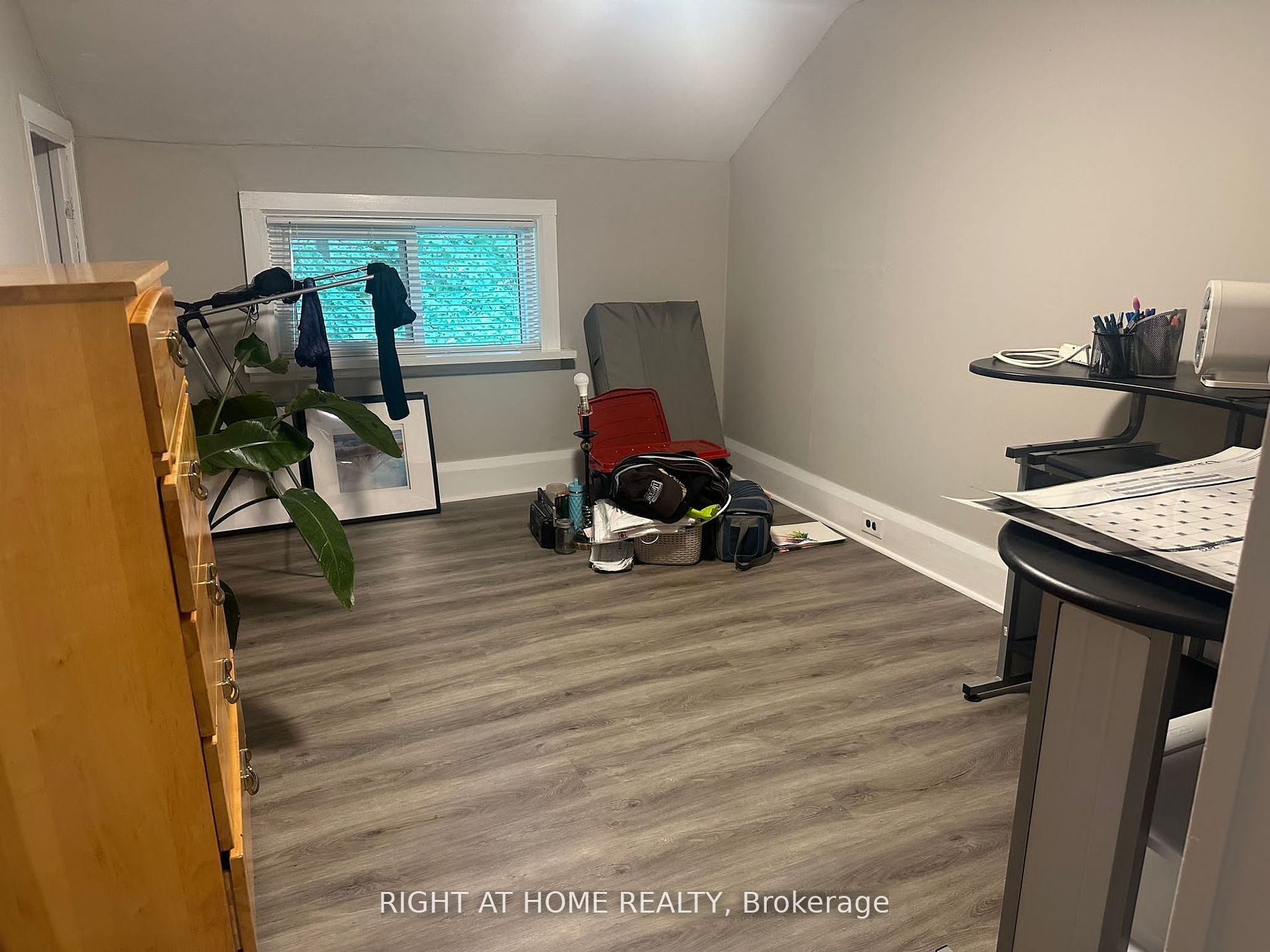 522 Kingston Road W