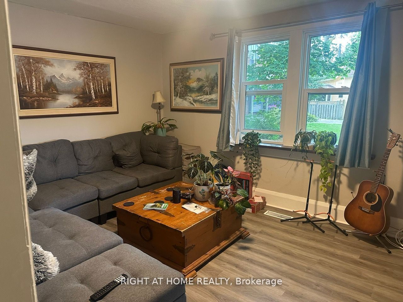 522 Kingston Road W