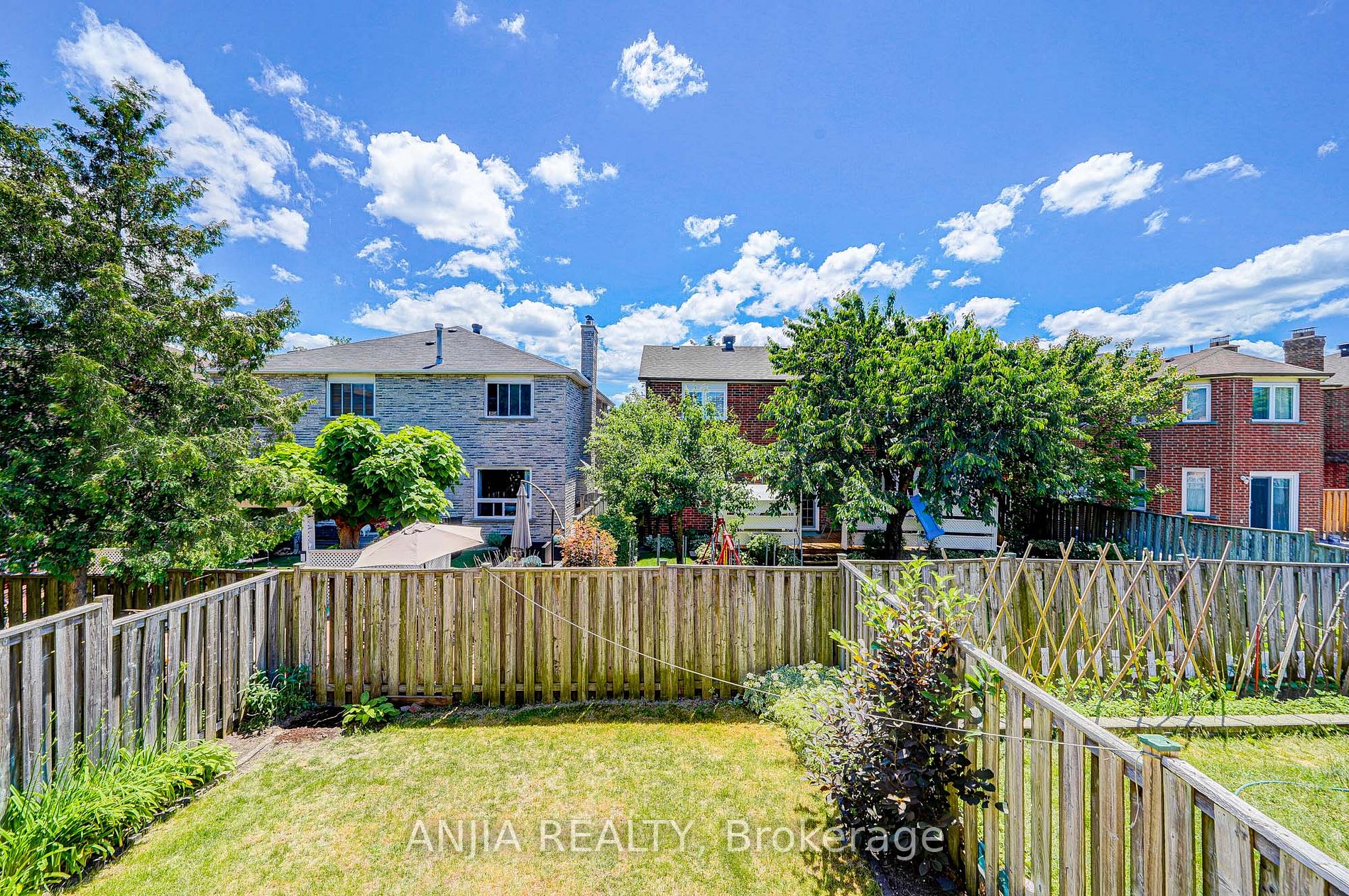 174 Roxanne Crescent