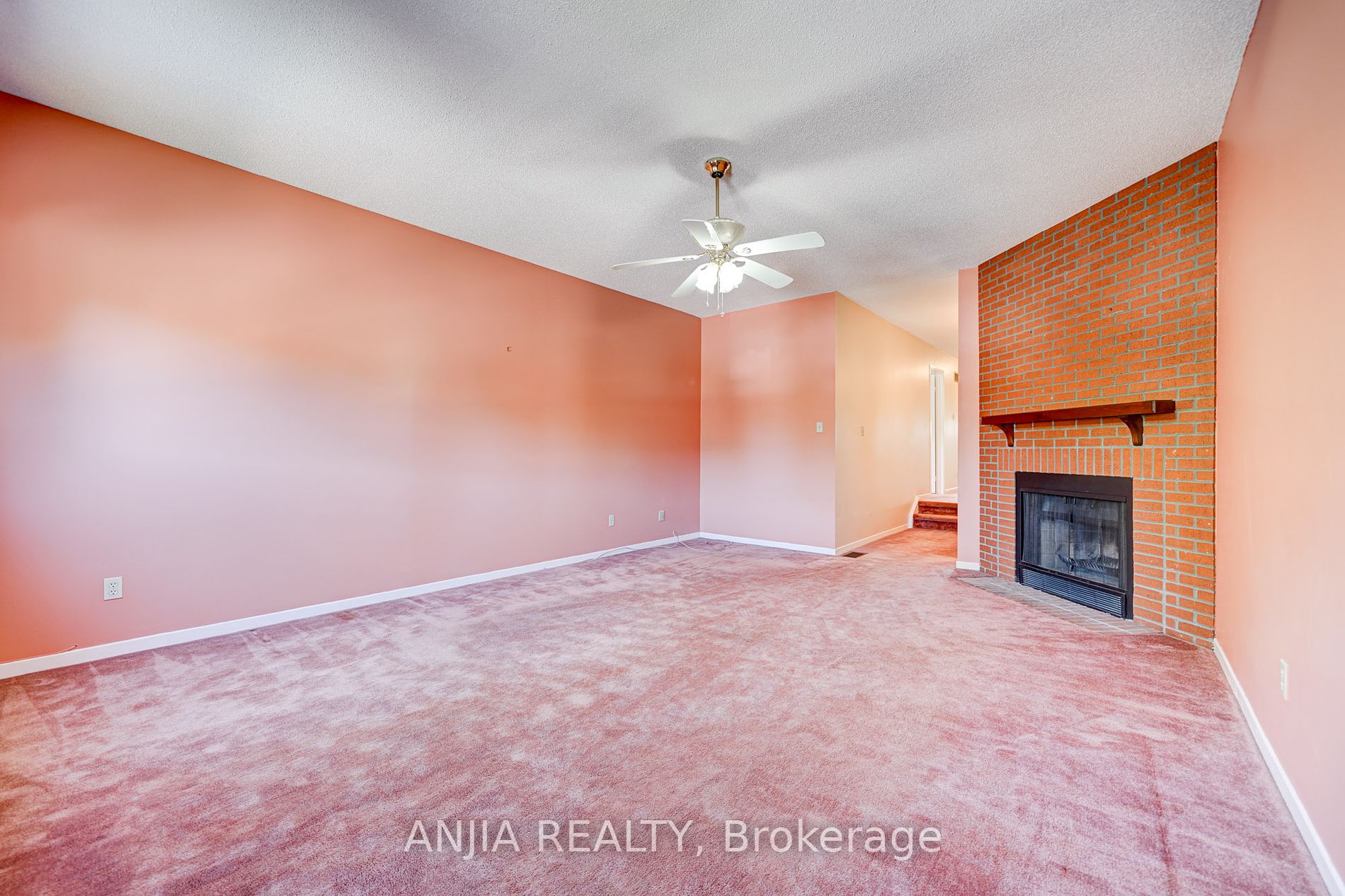 174 Roxanne Crescent