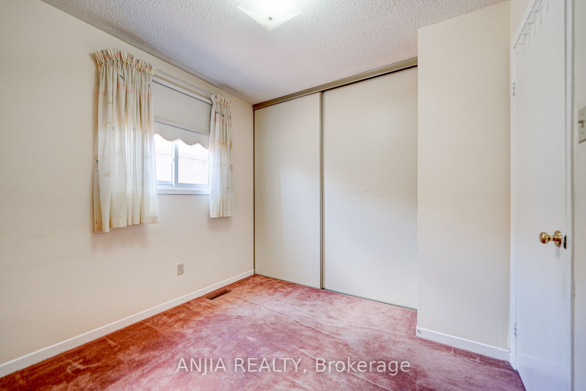 174 Roxanne Crescent