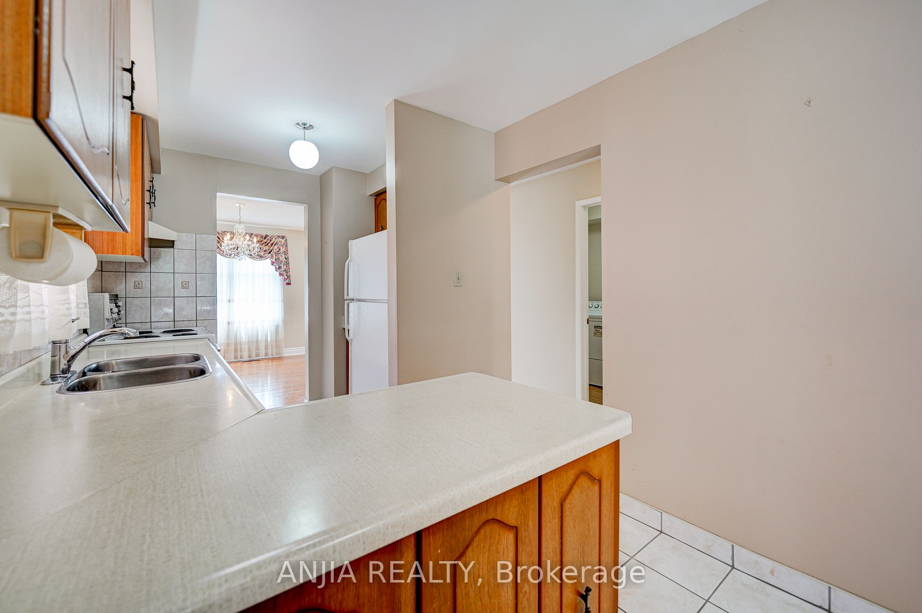 174 Roxanne Crescent