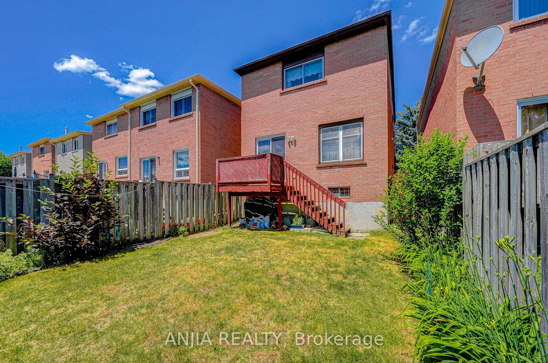 174 Roxanne Crescent