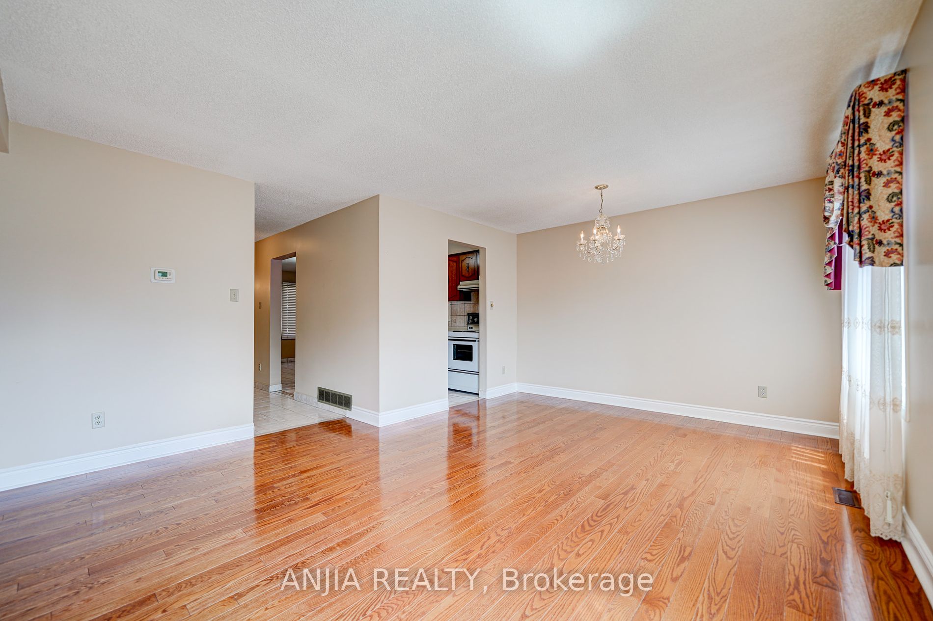 174 Roxanne Crescent