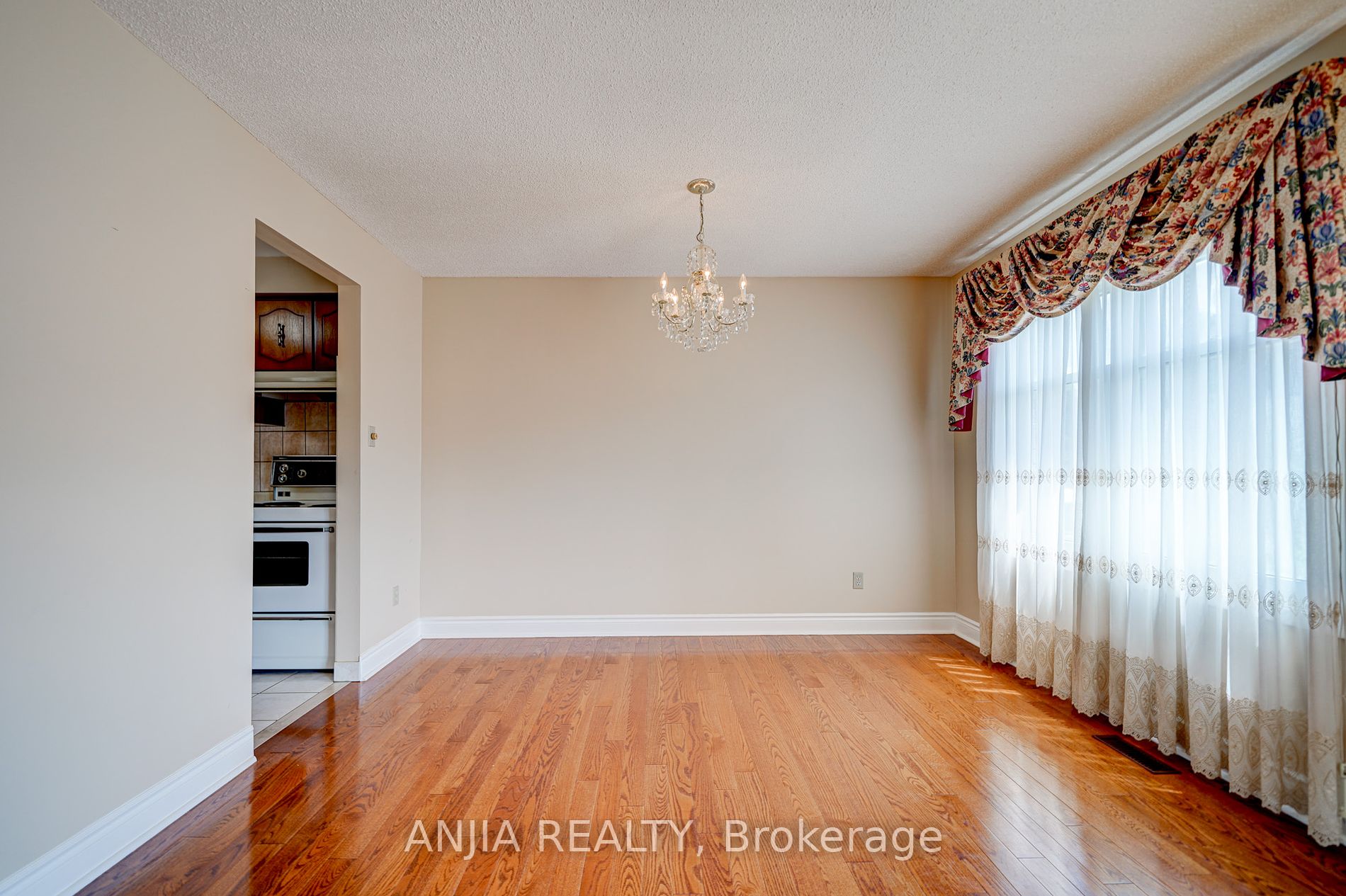 174 Roxanne Crescent