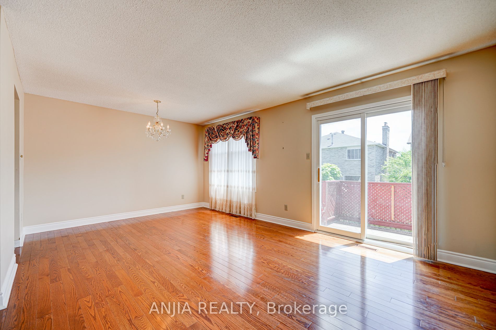 174 Roxanne Crescent