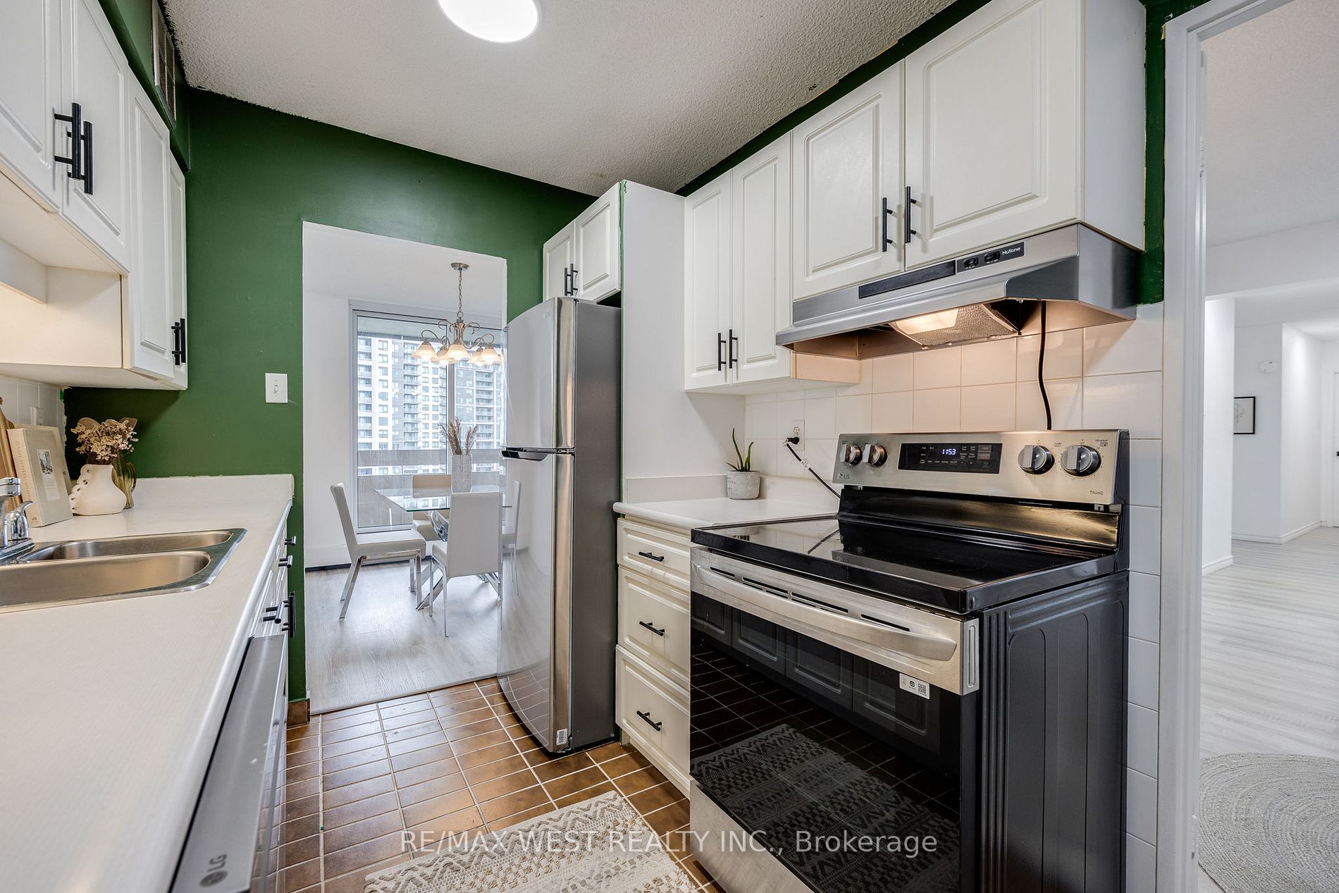 1210 Radom Street, #910