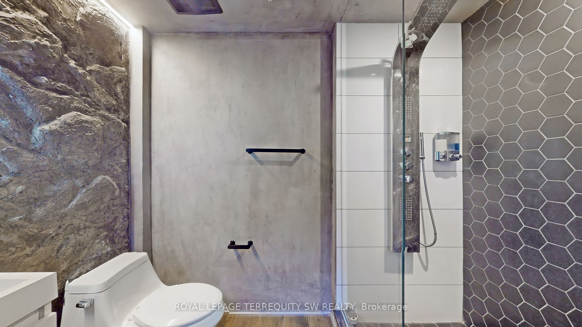 326 Carlaw Avenue #124