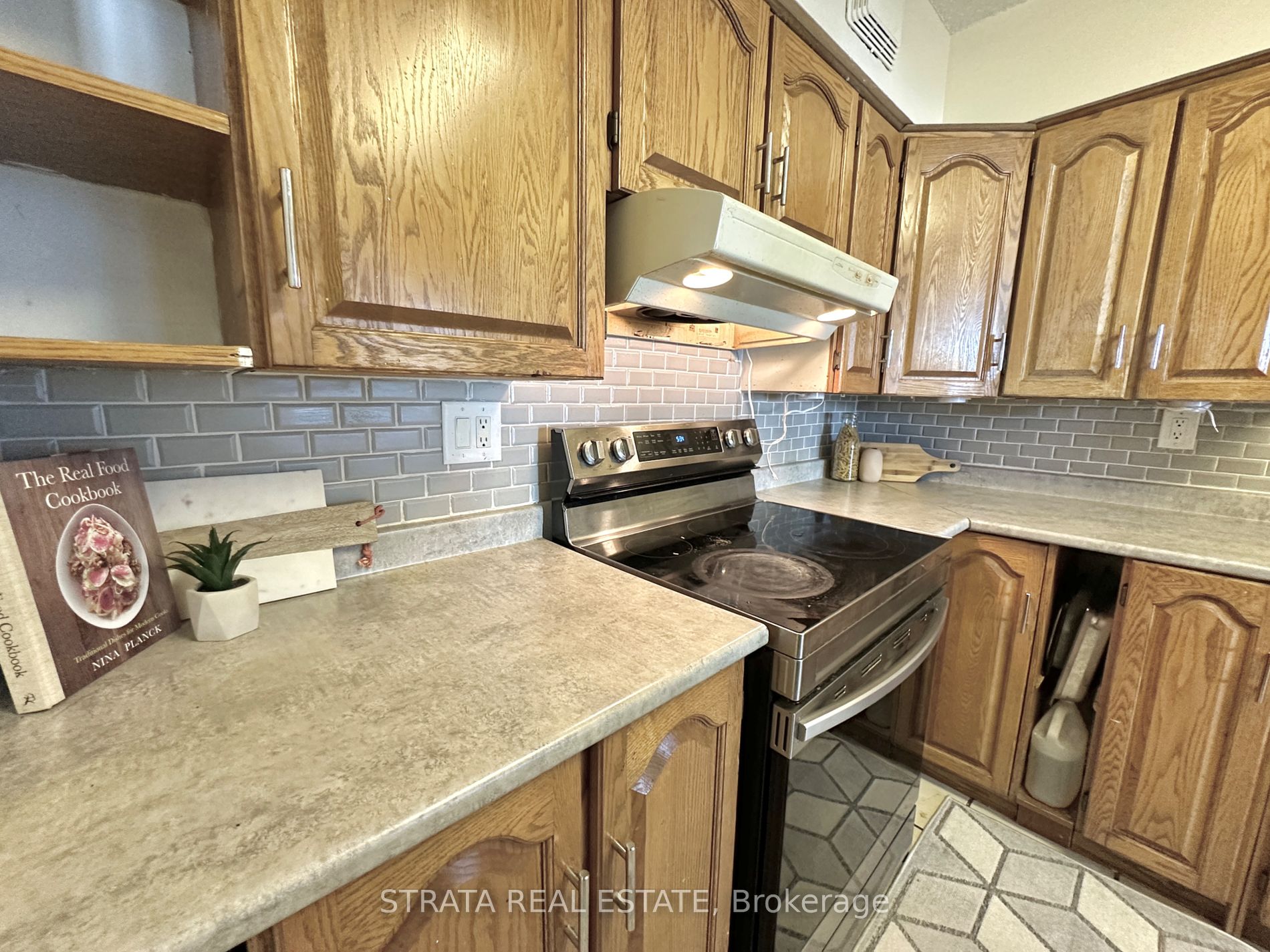 3380 Eglinton Avenue E, #906