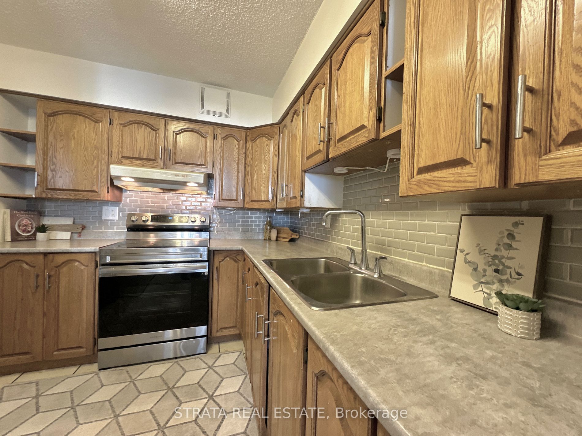 3380 Eglinton Avenue E, #906