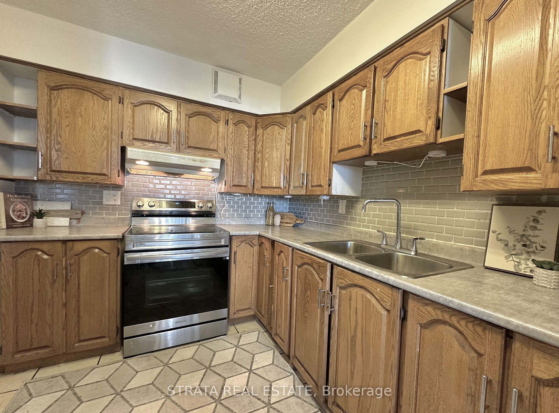 3380 Eglinton Avenue E, #906