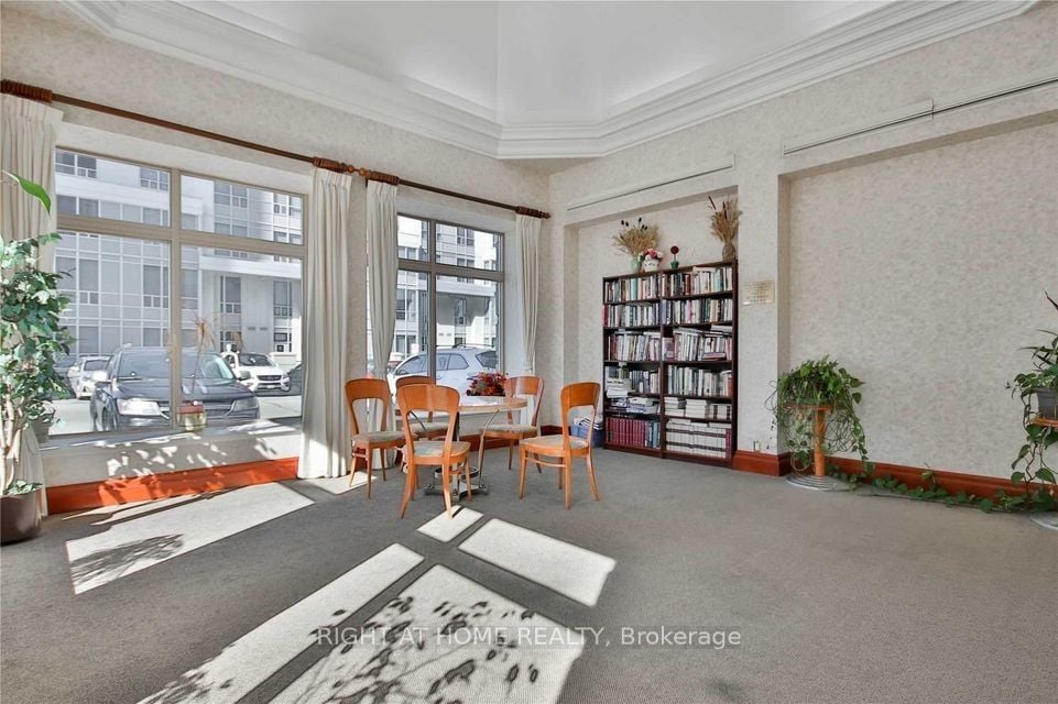 8 Lee Centre Drive #913