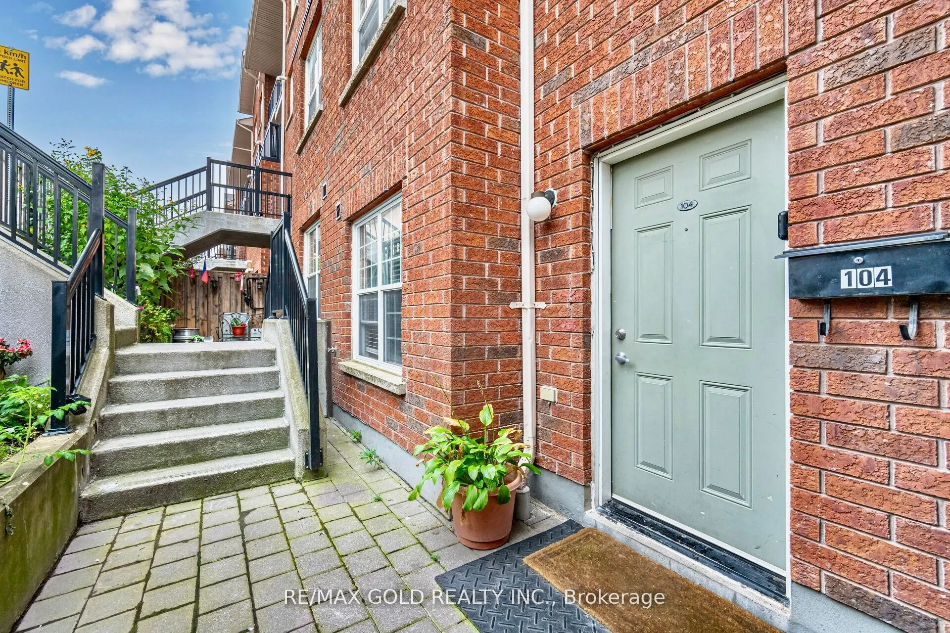 15 Strangford Lane, #104