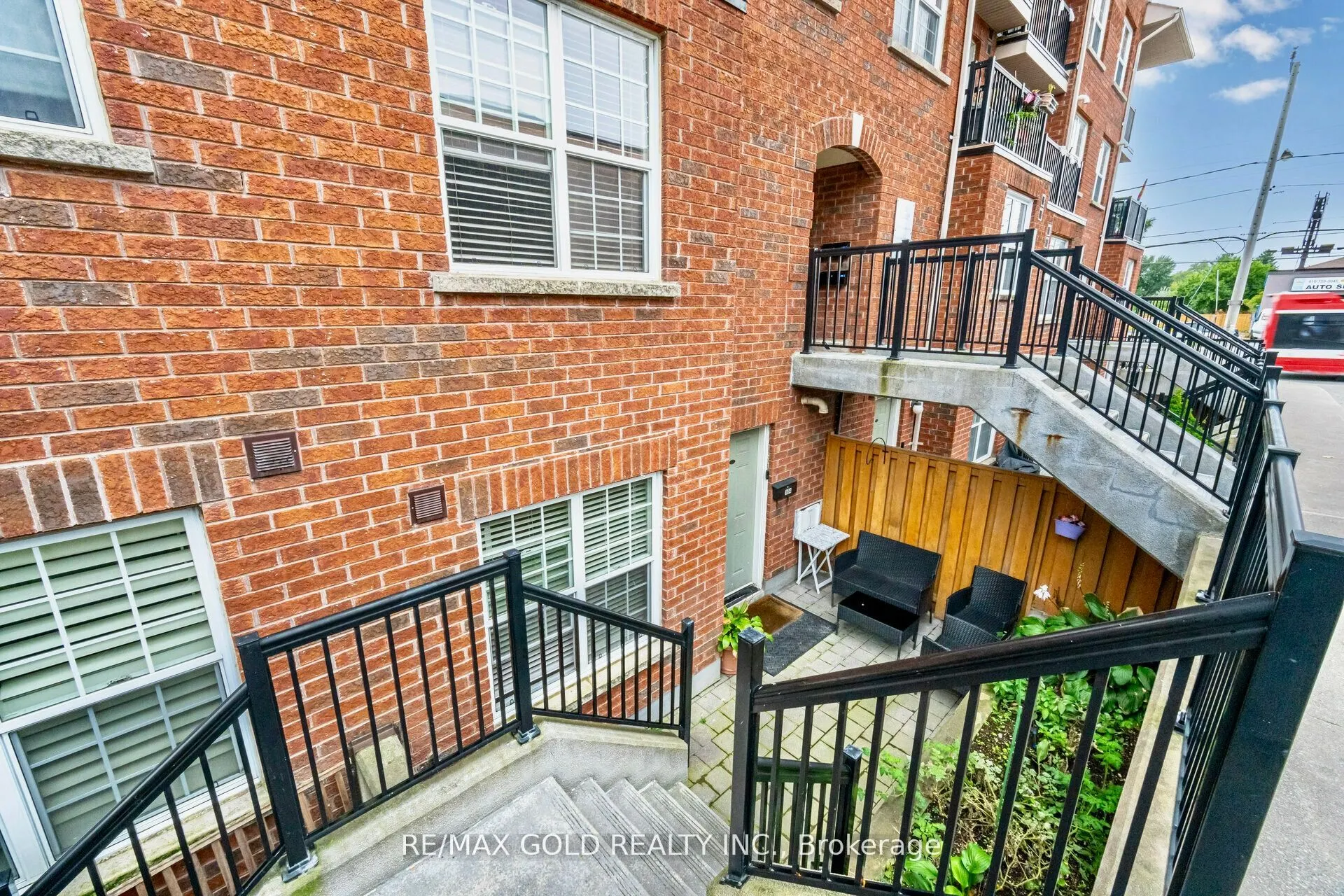 15 Strangford Lane, #104