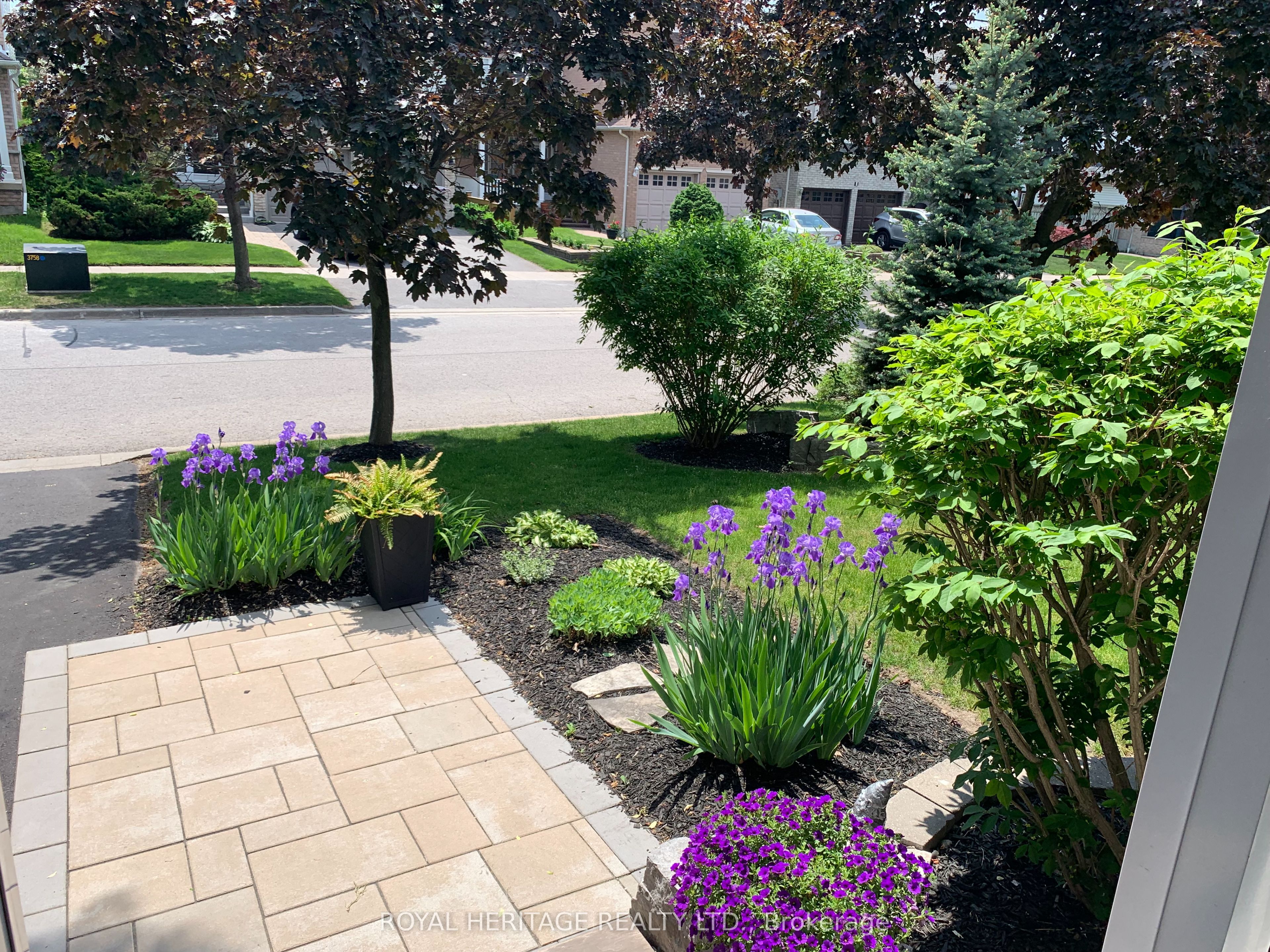 8 Bedell Crescent N