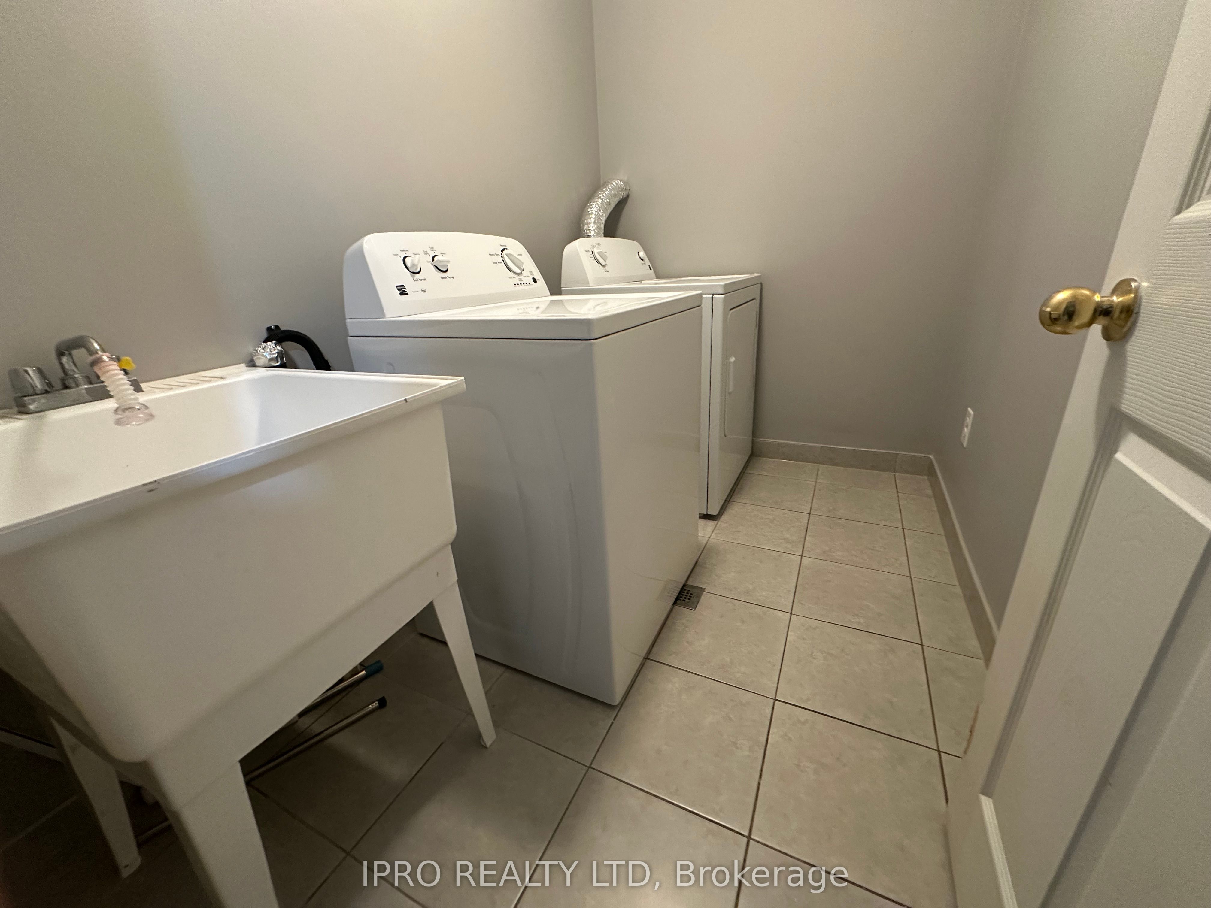 13 Raithby Crescent