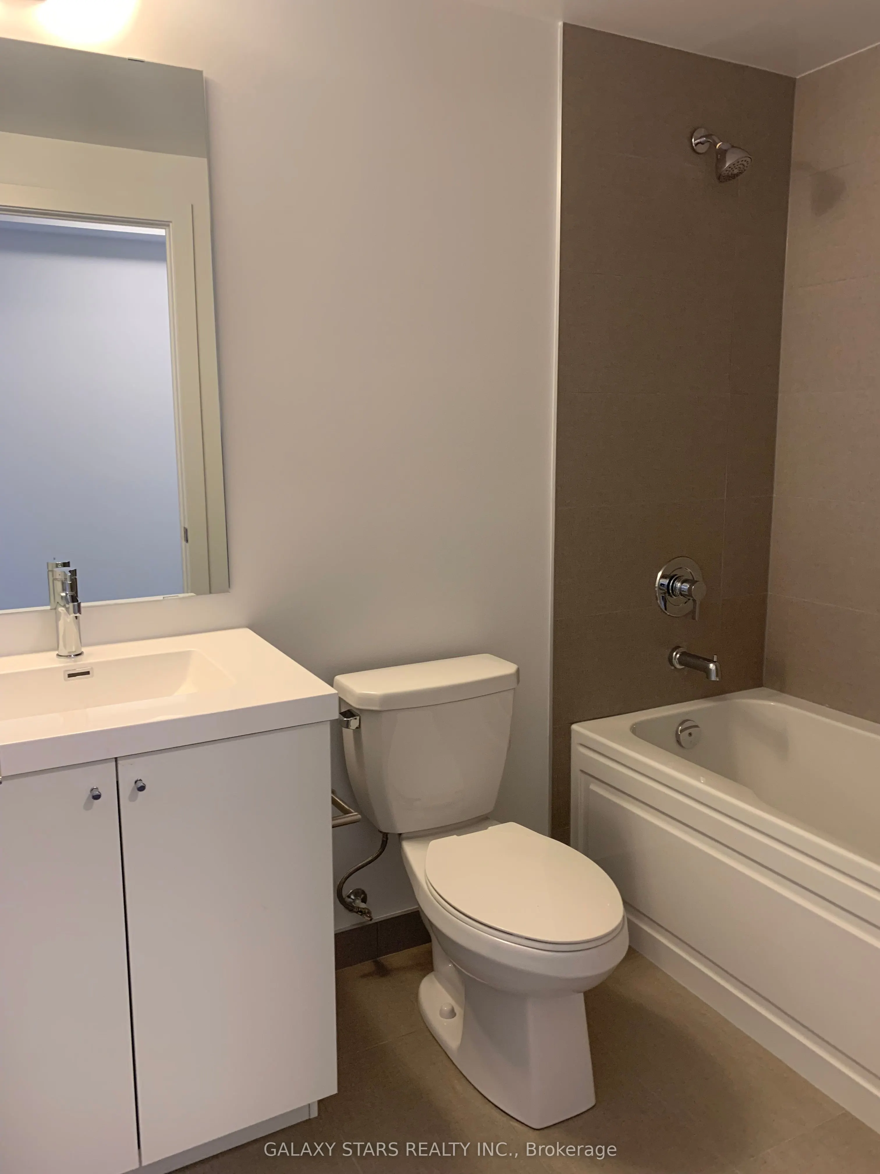 2550 Simcoe Street N, #201