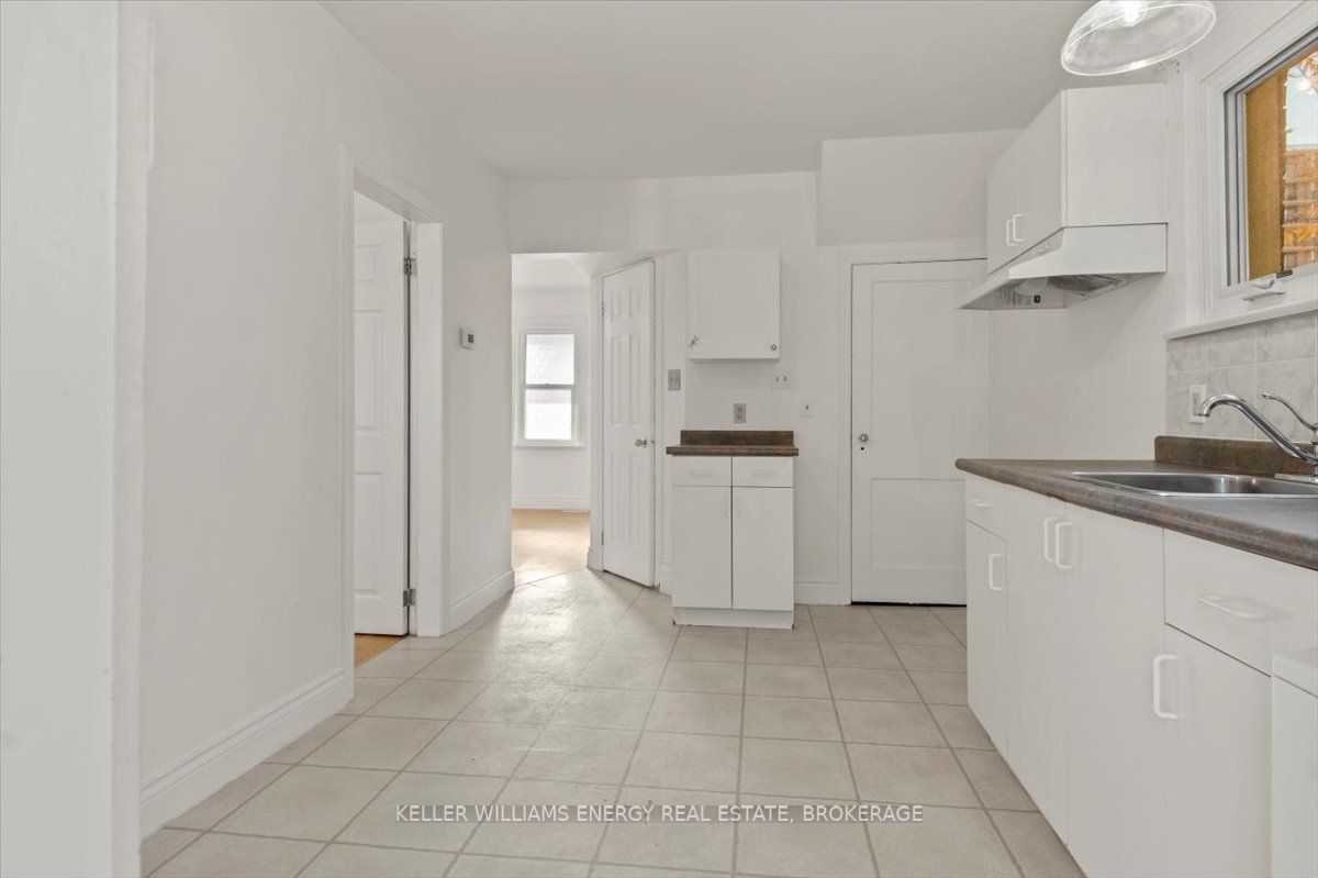 20 Colborne Street W, #2
