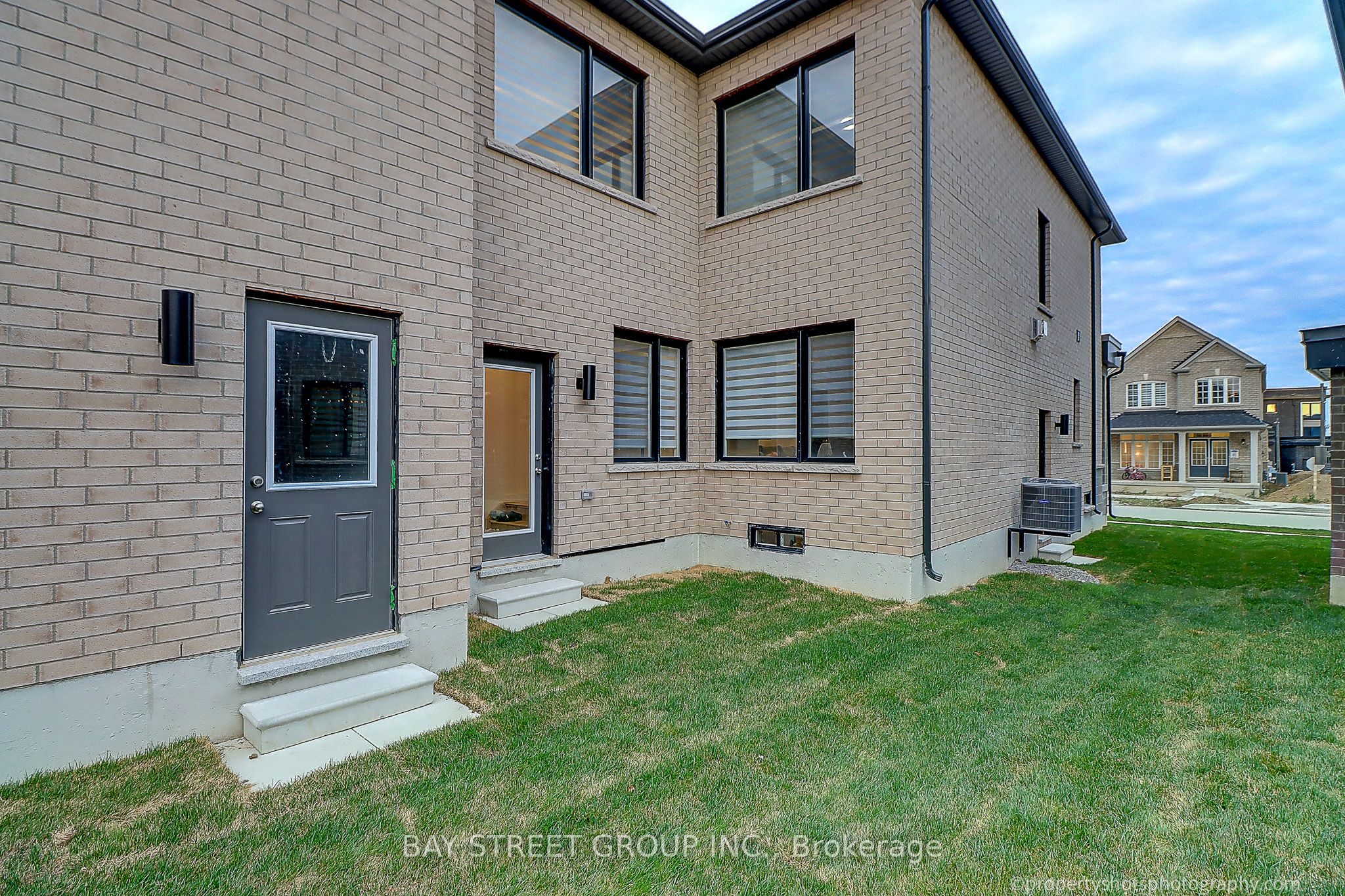 206 Webb St