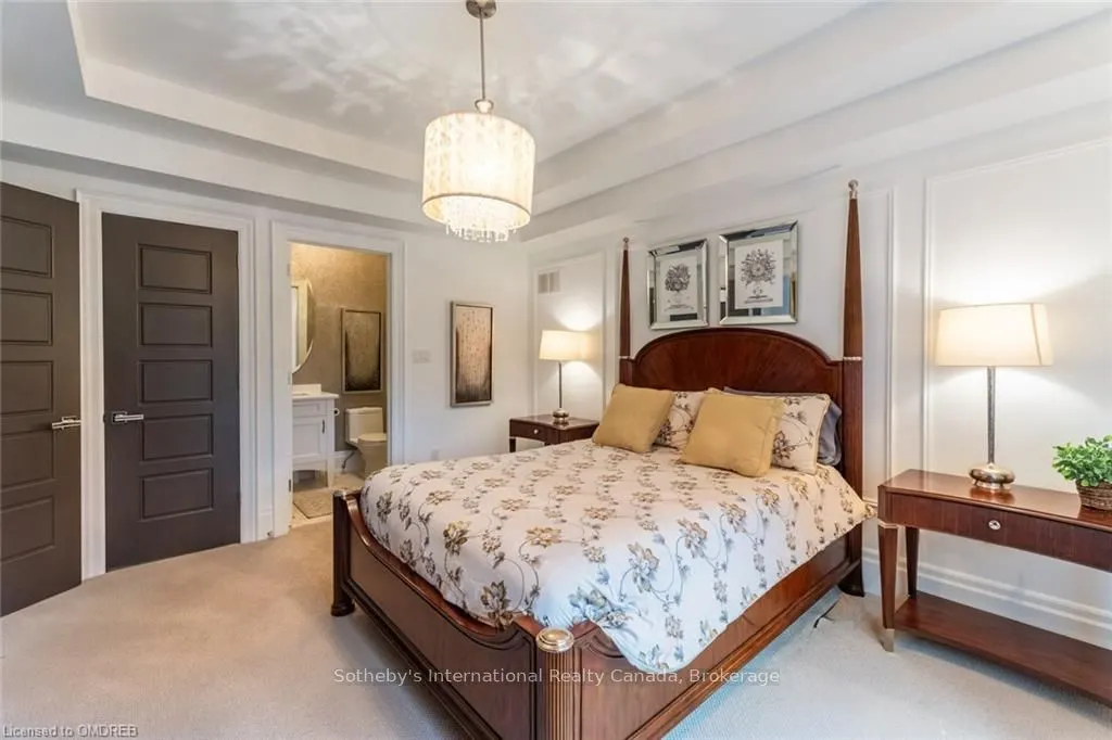 8 THORNHILL Avenue