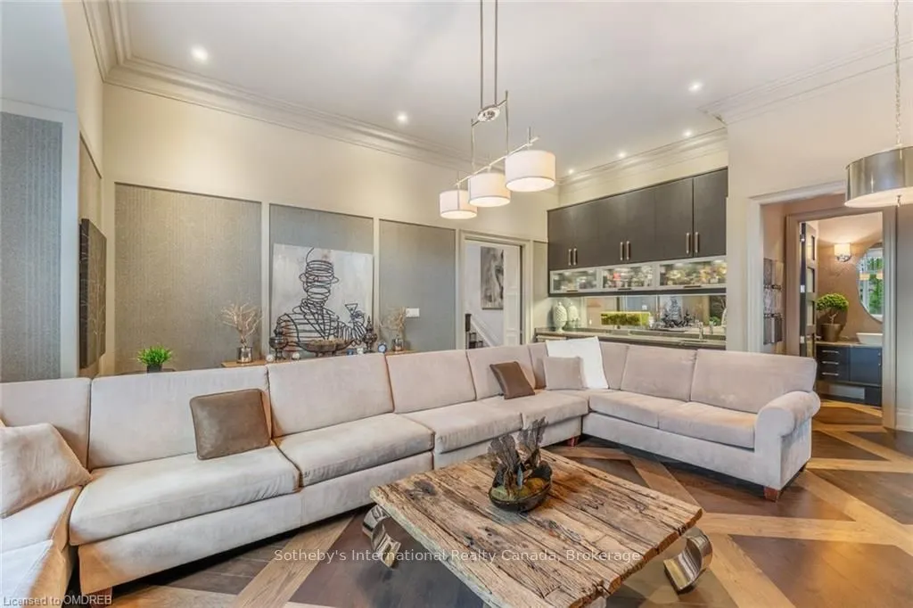 8 THORNHILL Avenue
