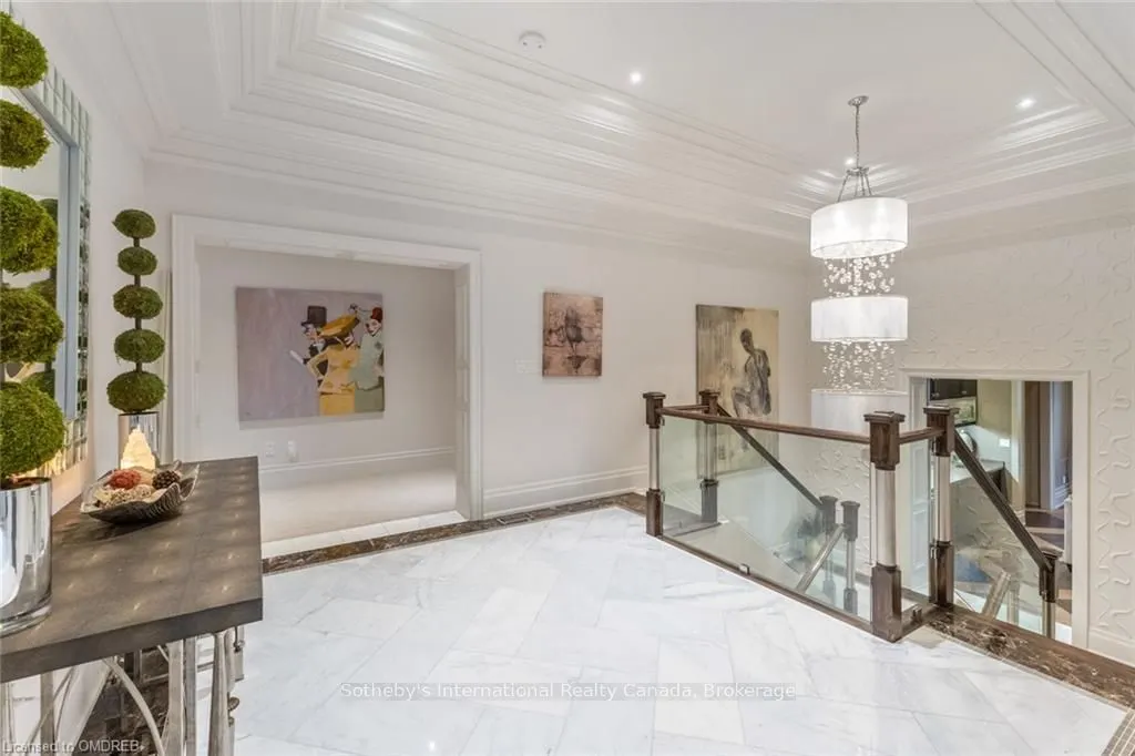 8 THORNHILL Avenue