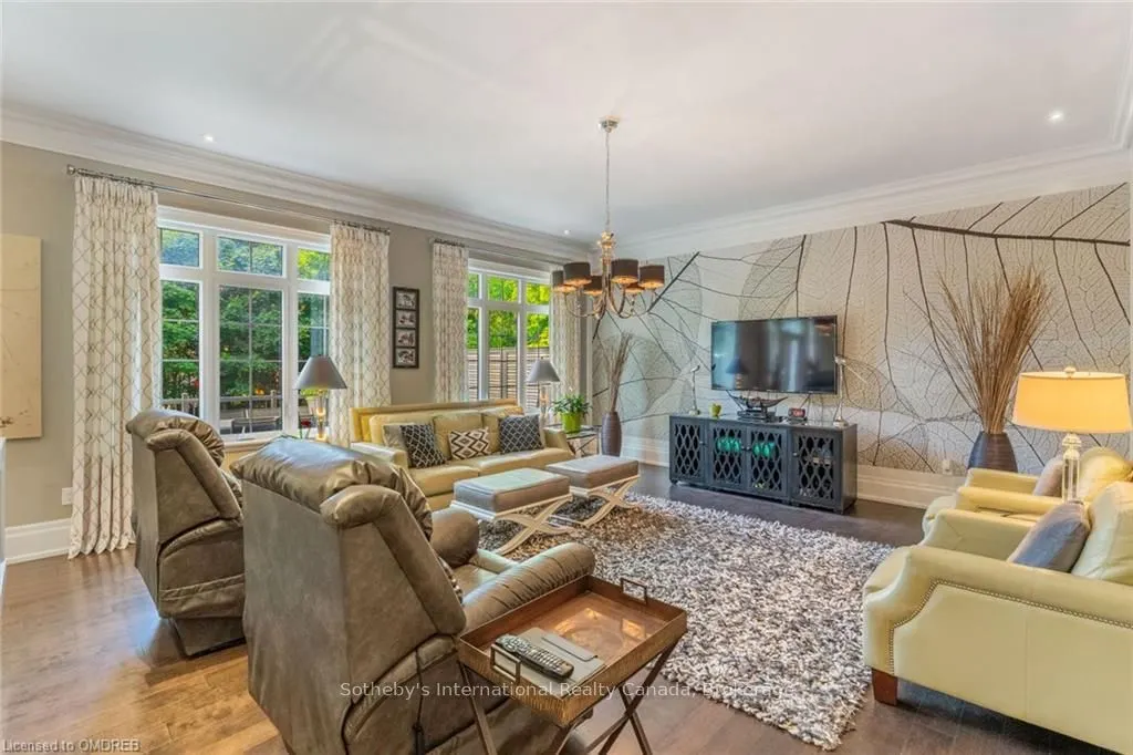 8 THORNHILL Avenue