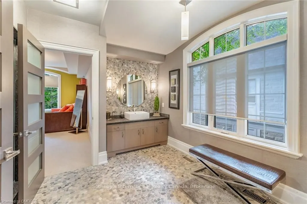 8 THORNHILL Avenue