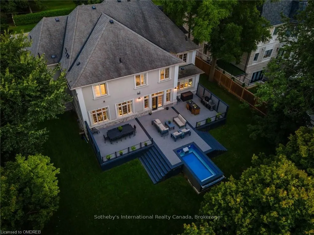 8 THORNHILL Avenue