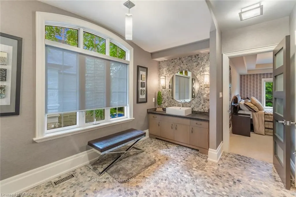 8 THORNHILL Avenue