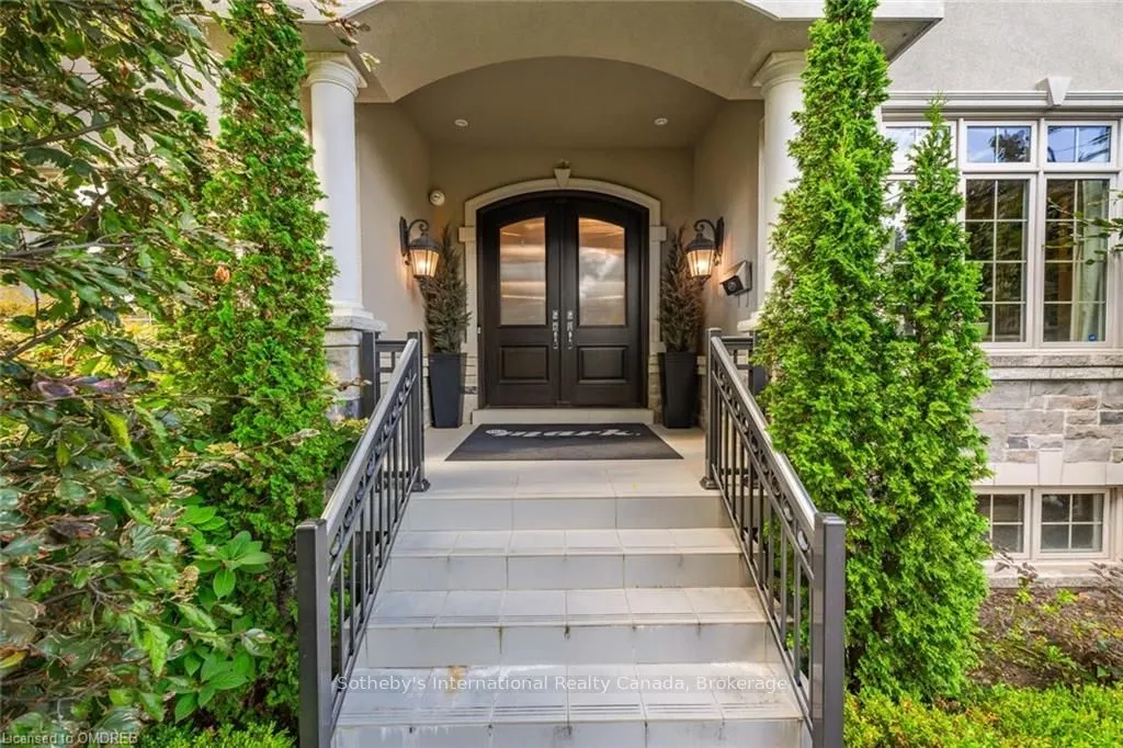 8 THORNHILL Avenue