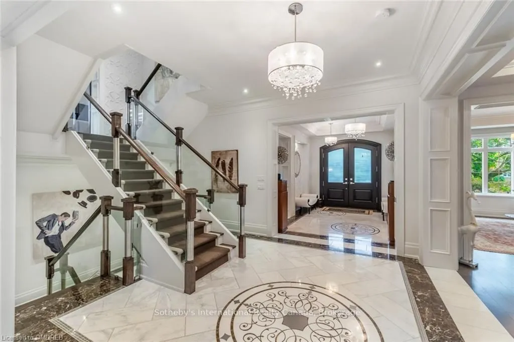 8 THORNHILL Avenue