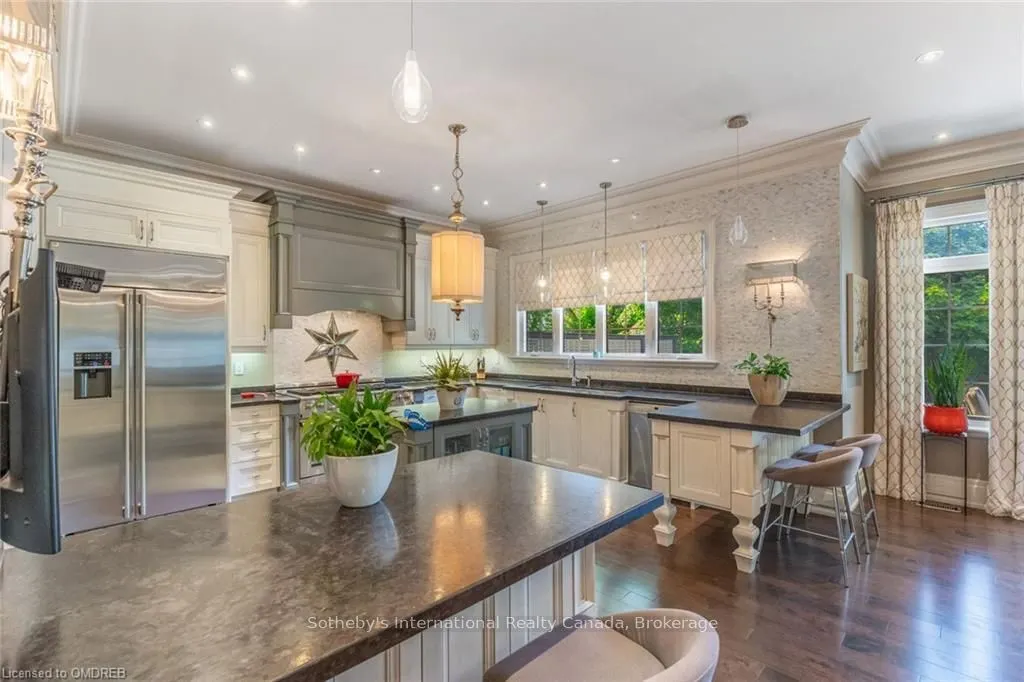 8 THORNHILL Avenue